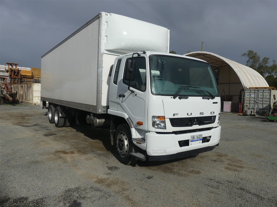 <p>2004 Hino 6T1J 4 x 2 Cherry Picker Truck</p>