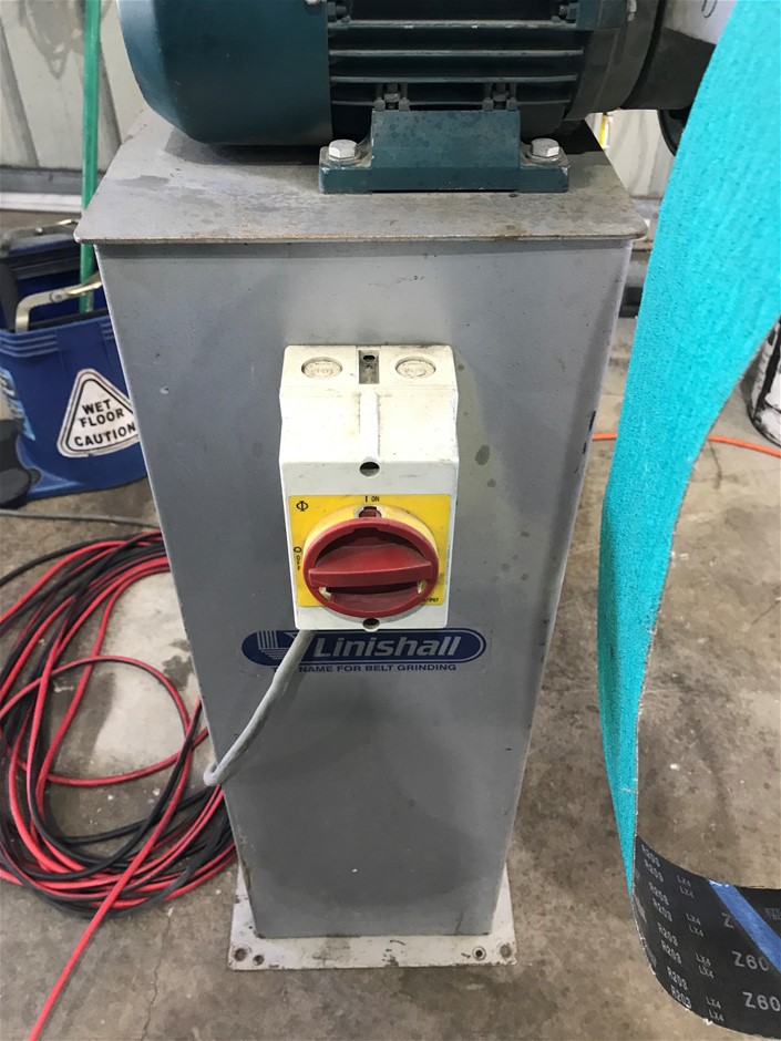 Bradman 5 Dollar Bi Metal Coin on Card of Issue 1996 Issued by RAM