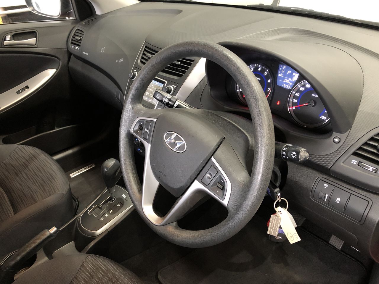 BRIGGS Women's Linen Short, Size XL, Navy.  Buyers Note - Discount Freight