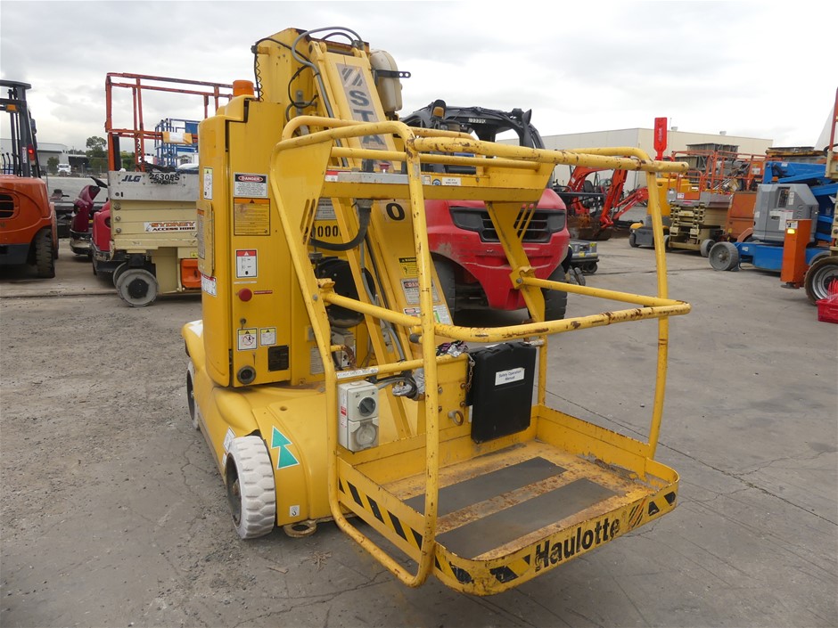 VORNADO 683 Medium Pedestal Air Circulator. NB: Damaged Box.