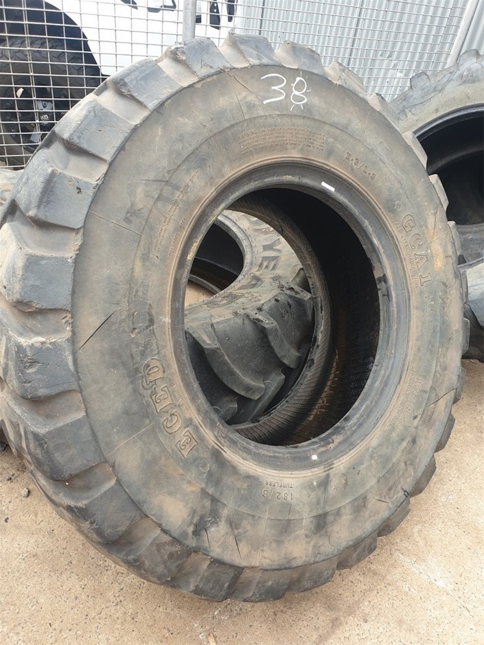 RAZER Handheld Dock Chroma: Charging Hub & Expand Connectivity for Mobile G