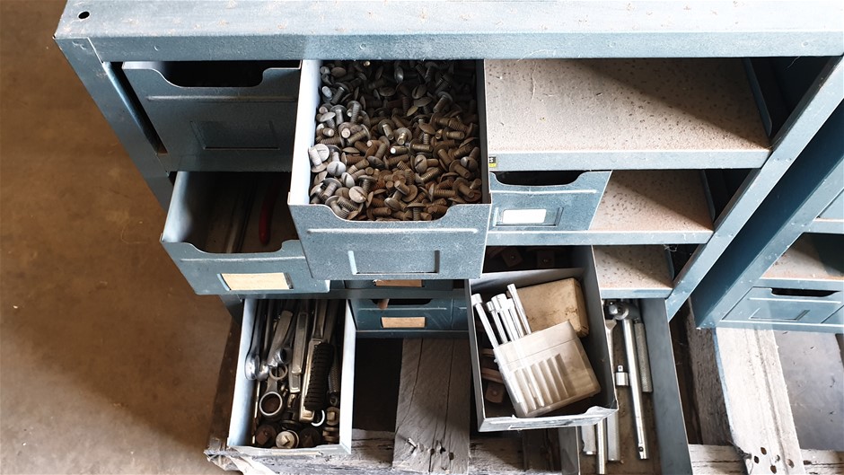 Wolf Blass Red Label Cabernet Sauvignon (6x 750mL).