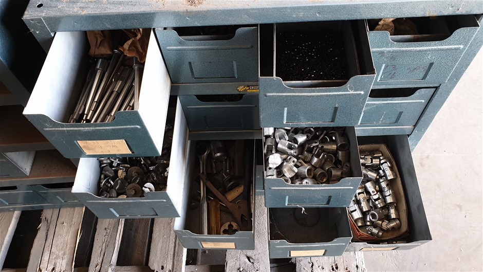 Wolf Blass Red Label Chardonnay (6x 750mL).