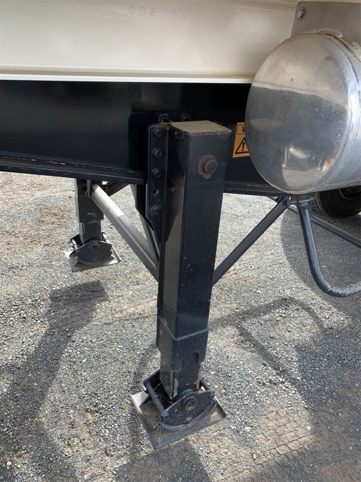 Night Merchant Gin Grapefruit And Soda Cans (24x 250mL) NSW