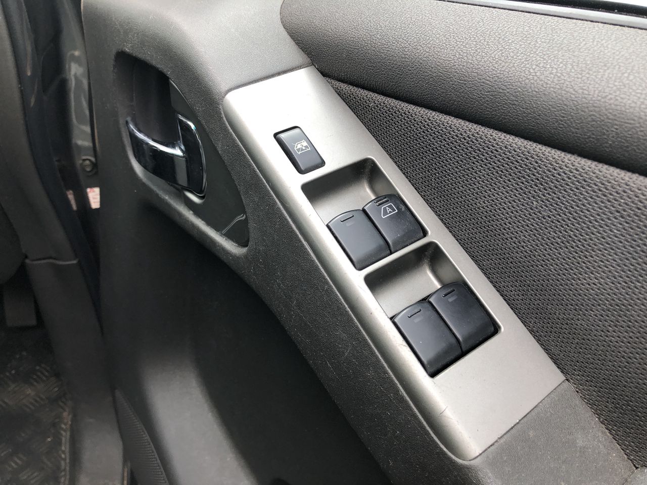 <p>1999 Isuzu FVR900 4 x 2 Tray Body Truck</p>