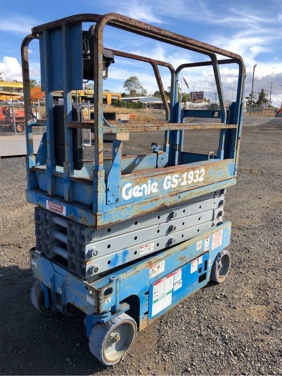 ADIDAS Men's 3-Pairs Cushioned Socks. Size: Large. White/Black.  Buyers Not