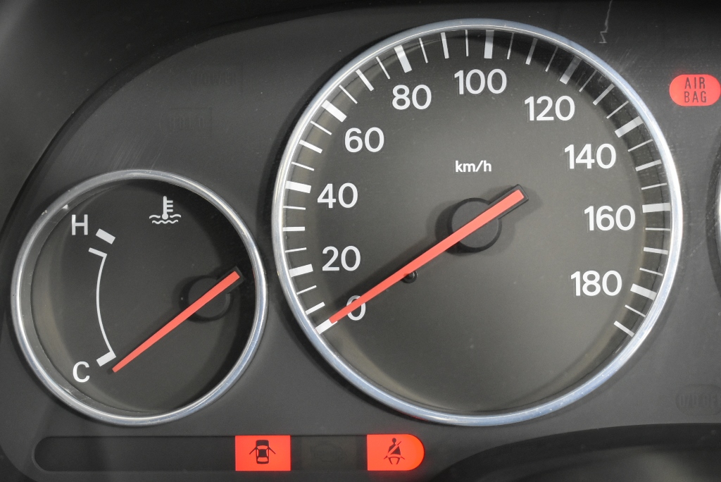 BULK PACK - 10 x 5mm Christmas Earrings (5 x Green, 5 x red)