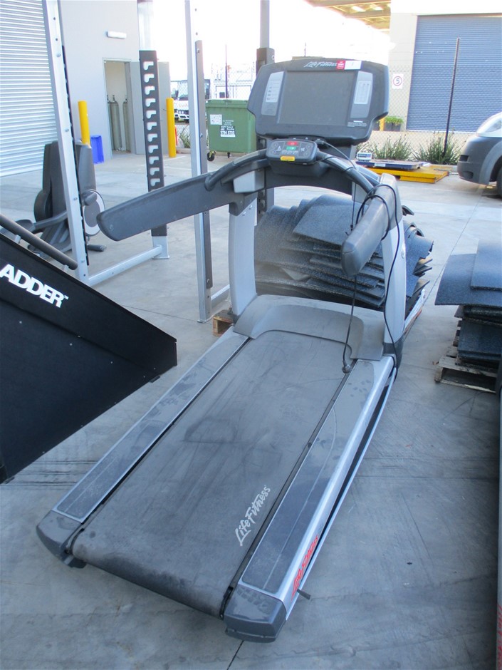 2.45ct an oval cut Aquamarine & 1.88ct 2 oval cut Blue Sapphire Ring 18K