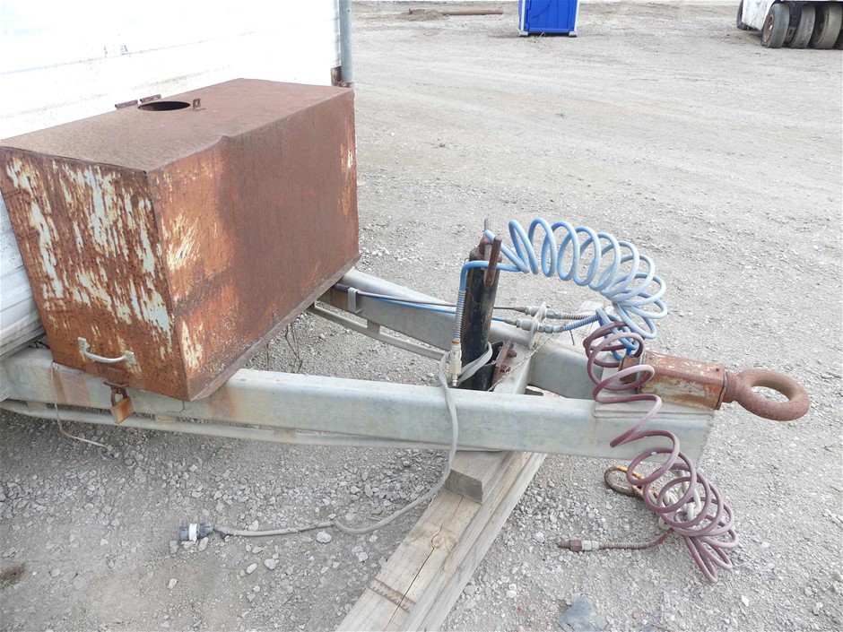 9K YELLOW GOLD 1.00ct F VS LAB DIAMOND OVAL TRILOGY RING