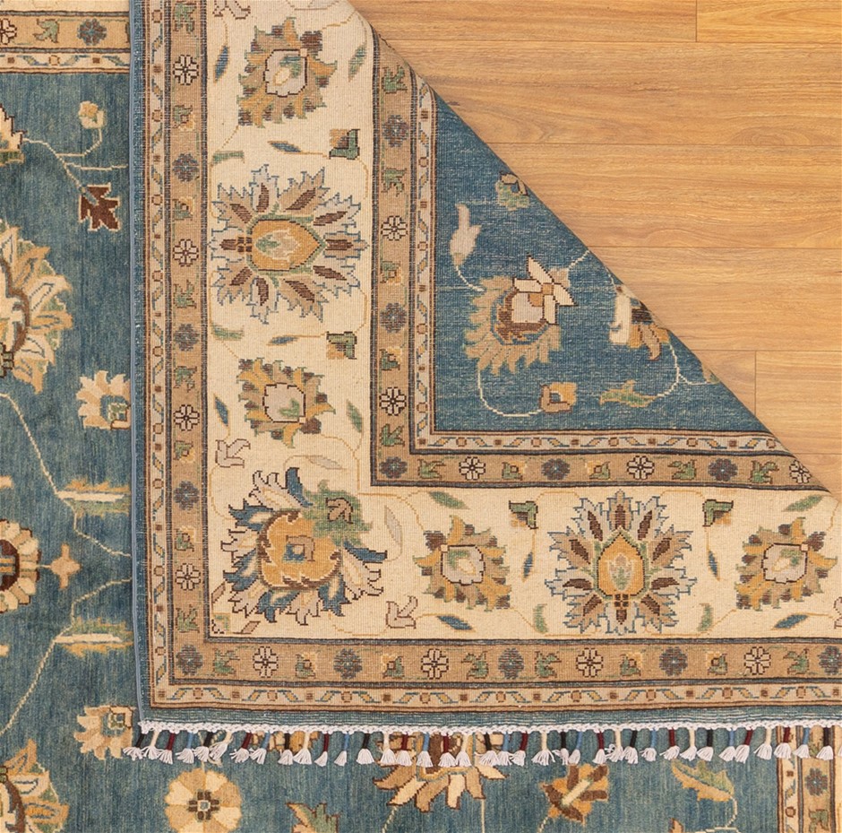 4.66 Carats White Color-Play Opal