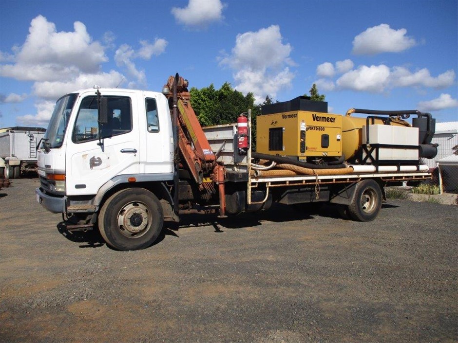 BULK PACK - 10 x 5mm Christmas Earrings (5 x Green, 5 x red) - Gift Idea