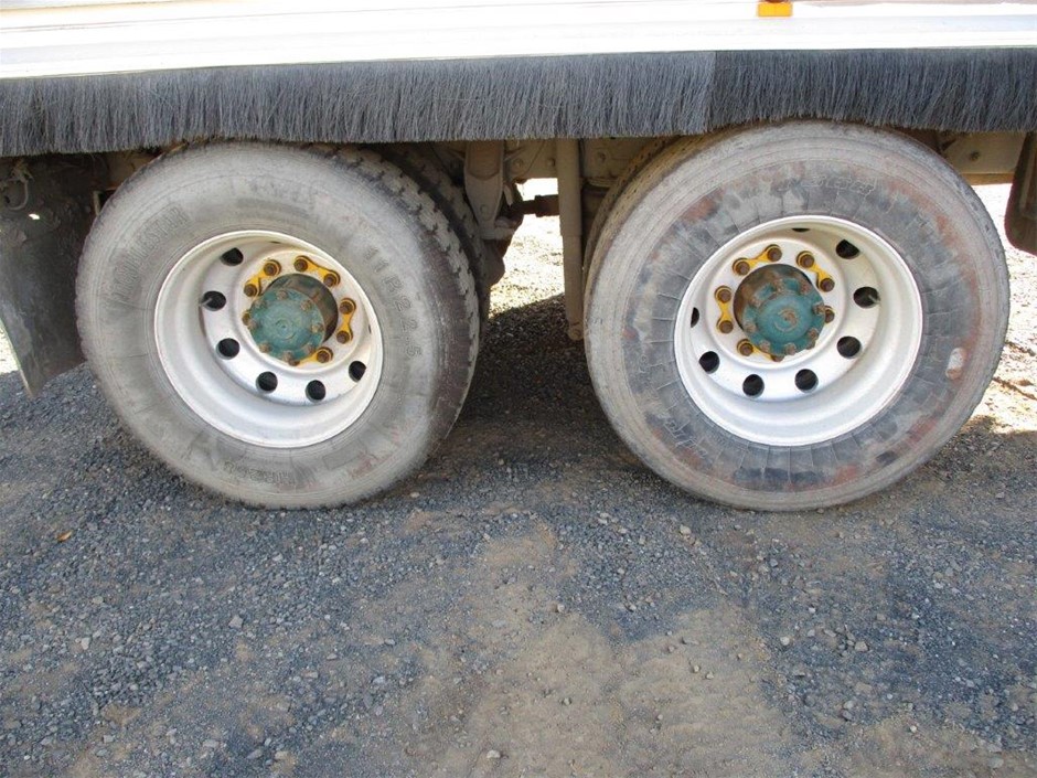 Replica Royal Ring - 16 Simulated Diamonds - US Size 8