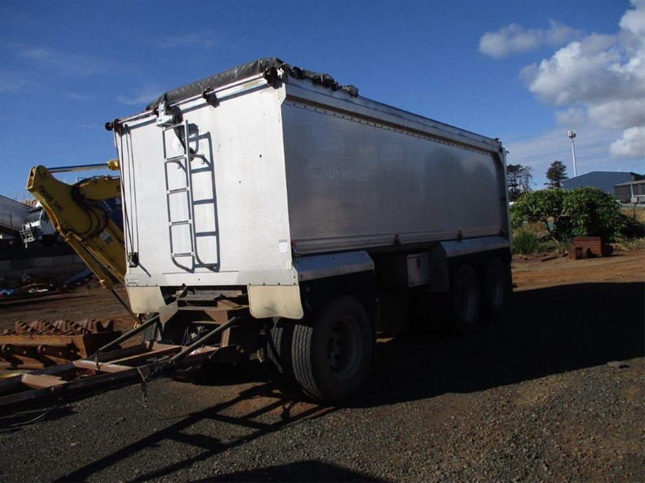 Last Piece - Minimalist Love Heart Necklace in Gold