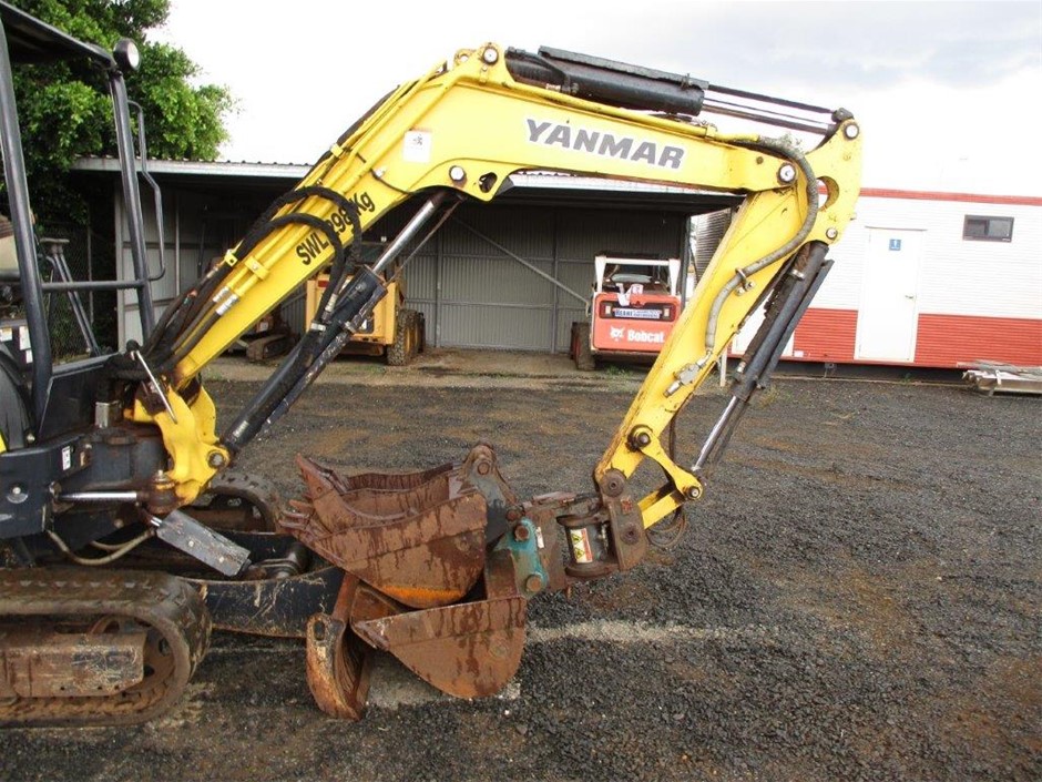 Stainless Steel Bracelet Featuring a Roman Numeral Pendant - Rose