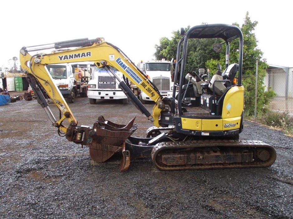 Stainless Steel Lightening Bolt Necklace in Gold
