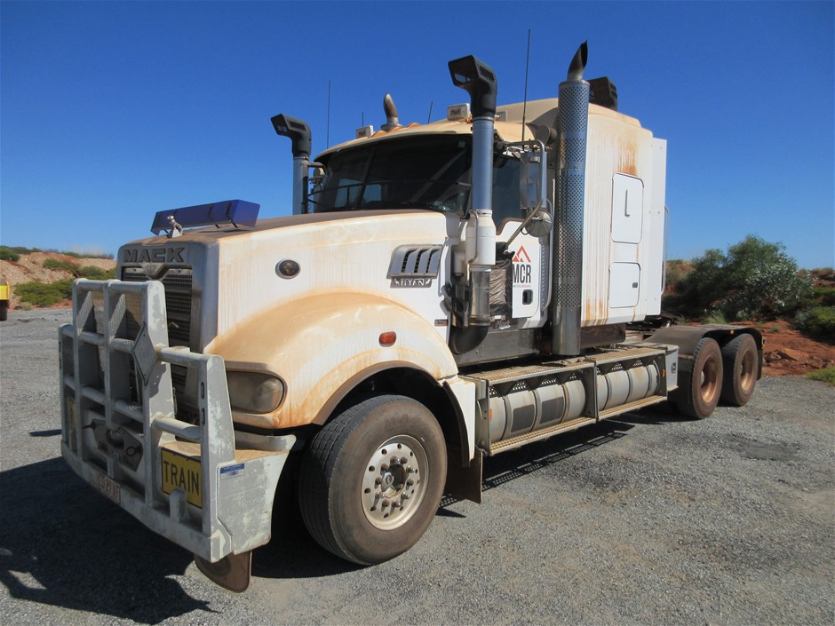 9K YELLOW GOLD 0.33ct F VS LAB DIAMOND MARQ DOUBLE RING