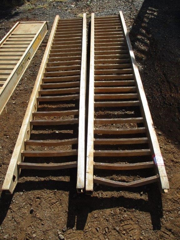 9K WHITE GOLD 1.00ct F VS LAB DIAMOND CLAW SET BAND