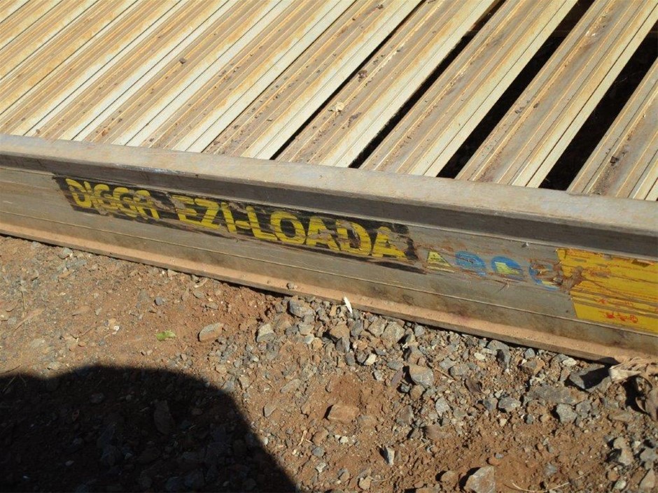 9K YELLOW GOLD 1.00ct F VS LAB DIAMOND CLAW SET BAND