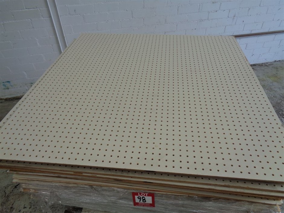 QUILTON 48pk 3-Ply Toilet Paper. N.B. Damaged packaging & approx. 5 x rolls