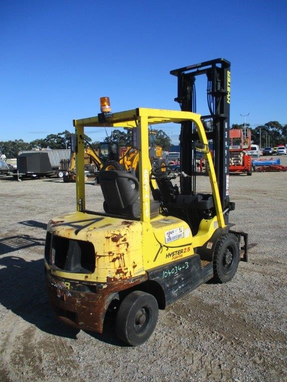 PHILIPS 3000 Handheld Steamer, Compact & Foldable, Dark Green (STH3020/70).