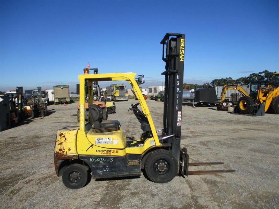 DYSON V10 Cyclone Cordless Vacuum Cleaner (Purple/Iron). NB: Has been used