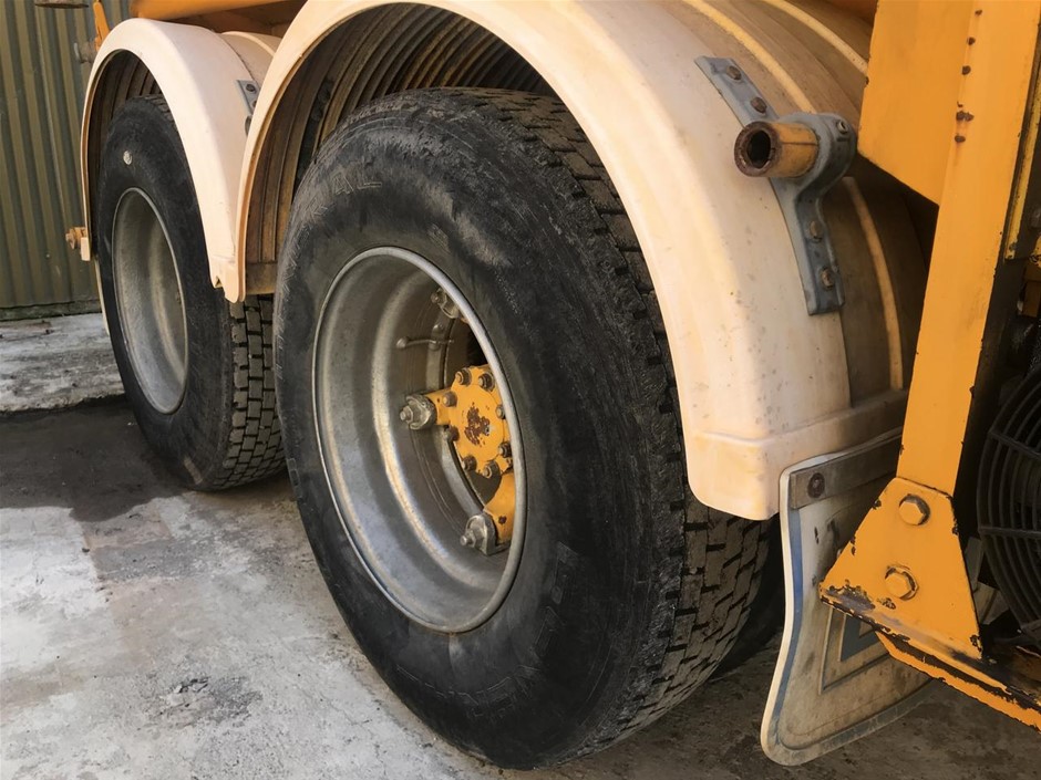 <B>Preperation Bench (Commercial) And Contents</B>