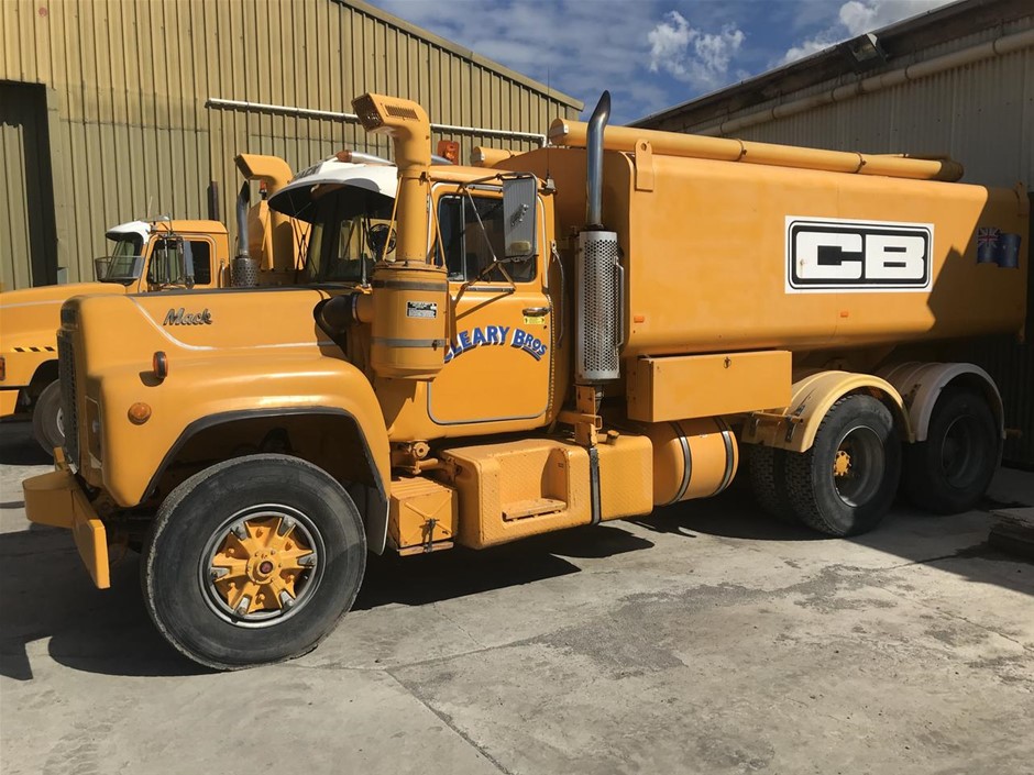 <B>Preperation Bench (Commercial Kitchen)</B>