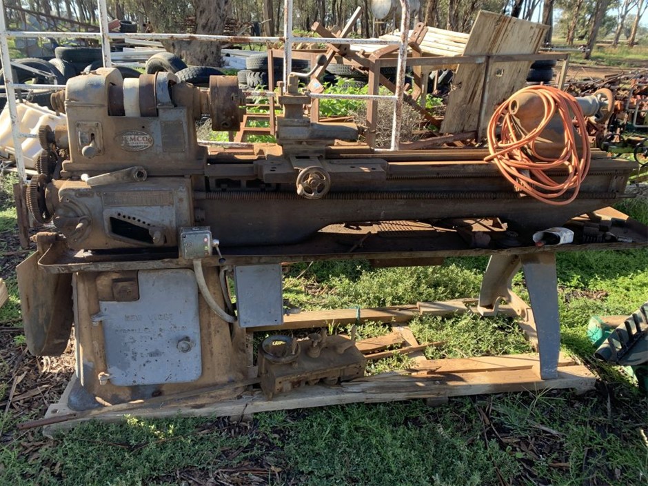7-8mm White Pearls & Gold Plated Rhinestone Necklace.