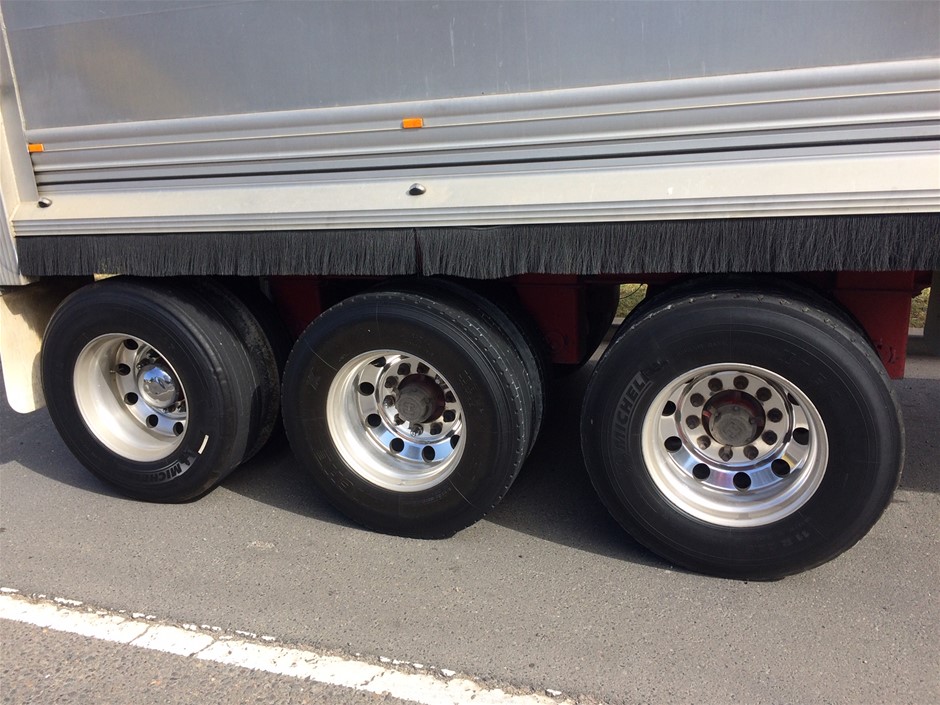 SUNBEAM Handheld Garment Steamer, Model SG1000, Maroon. NB: Minor Use.
