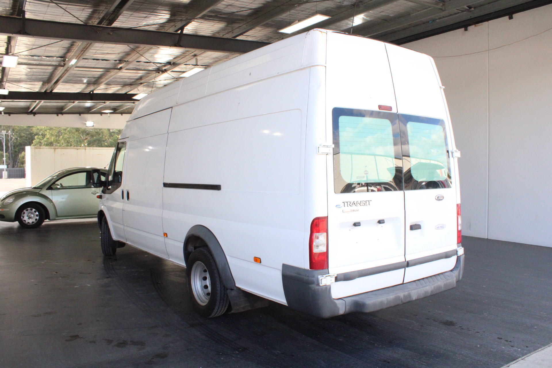 BREEDER'S CHOICE Cat Litter, 30L. N.B. Damaged packaging.