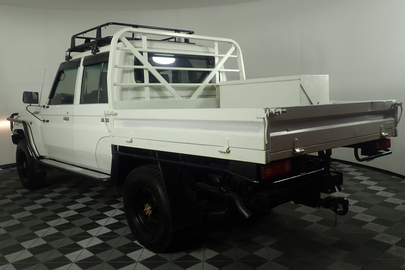 Wolf Blass Red Label Cabernet Sauvignon (6x 750mL).