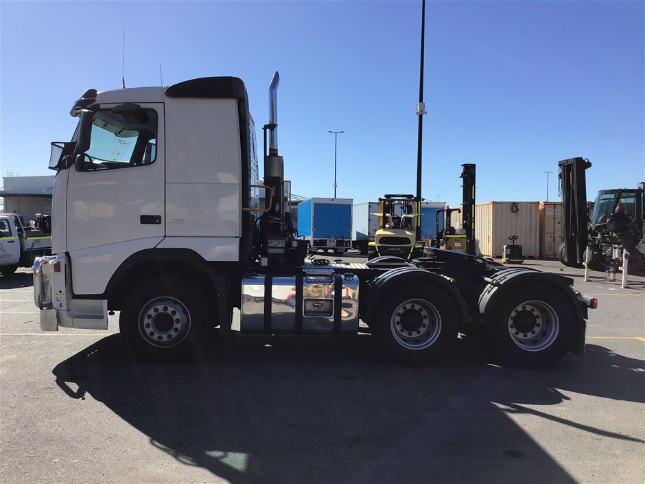 Unisex Black Volcanic Lava Rock Beaded Crystal Initial "P" Bracelet -Yellow