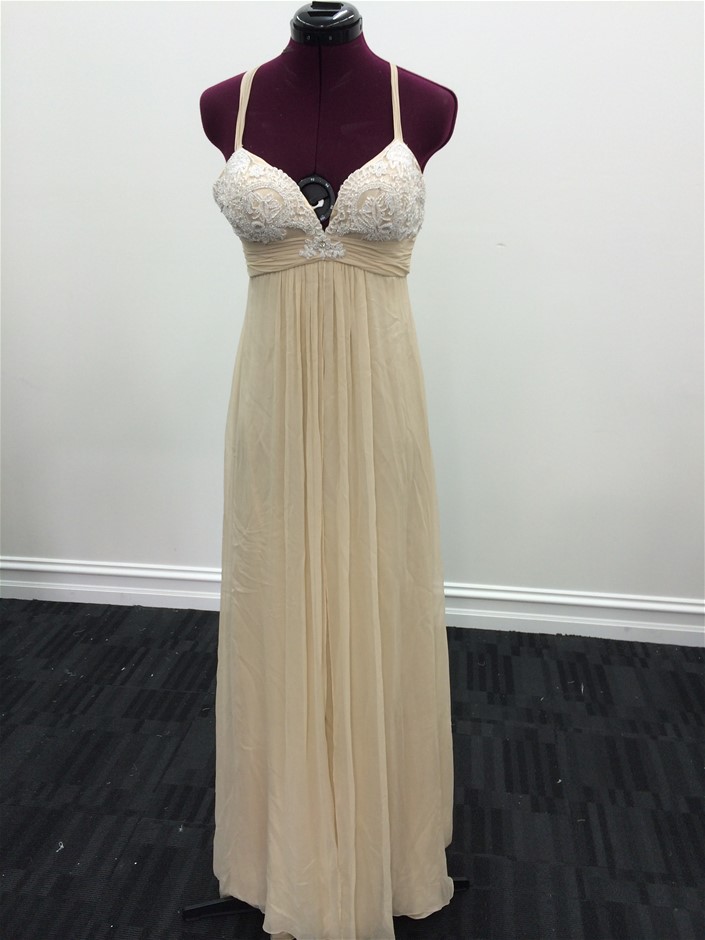 7-8mm White Pearls & Gold Plated Rhinestone Necklace.