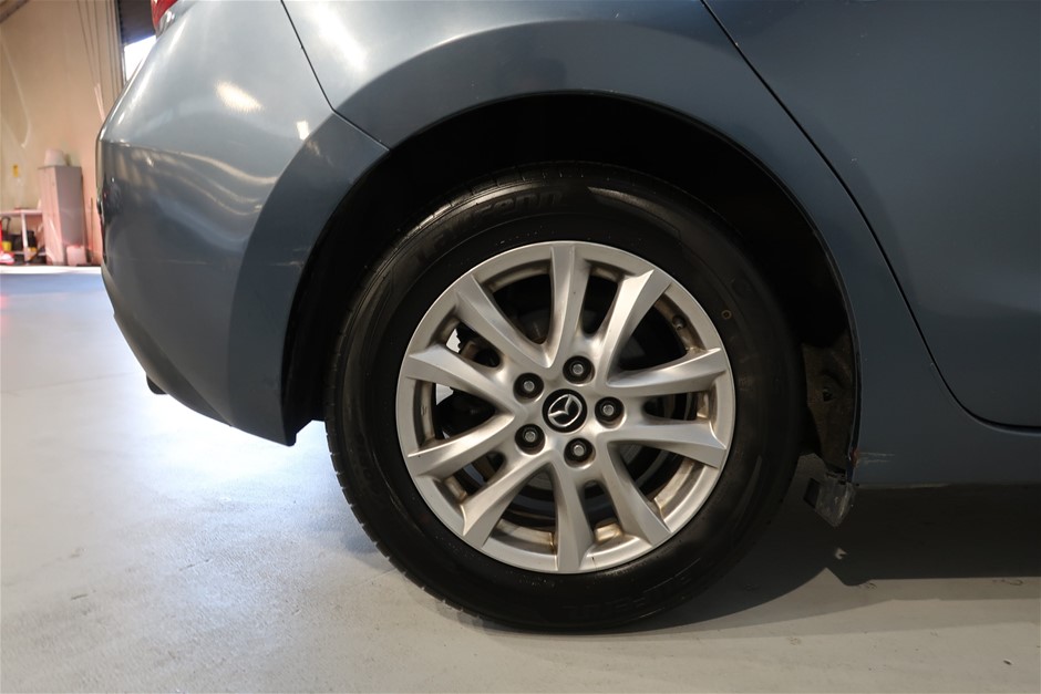 1.35ct oval cut Emerald & 0.08ct 2 Stones Round Dia. P1/G Ring 18K White