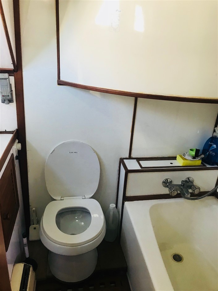 New in Box Johnson Suisse Venezia Rail Shower - Quantity 1