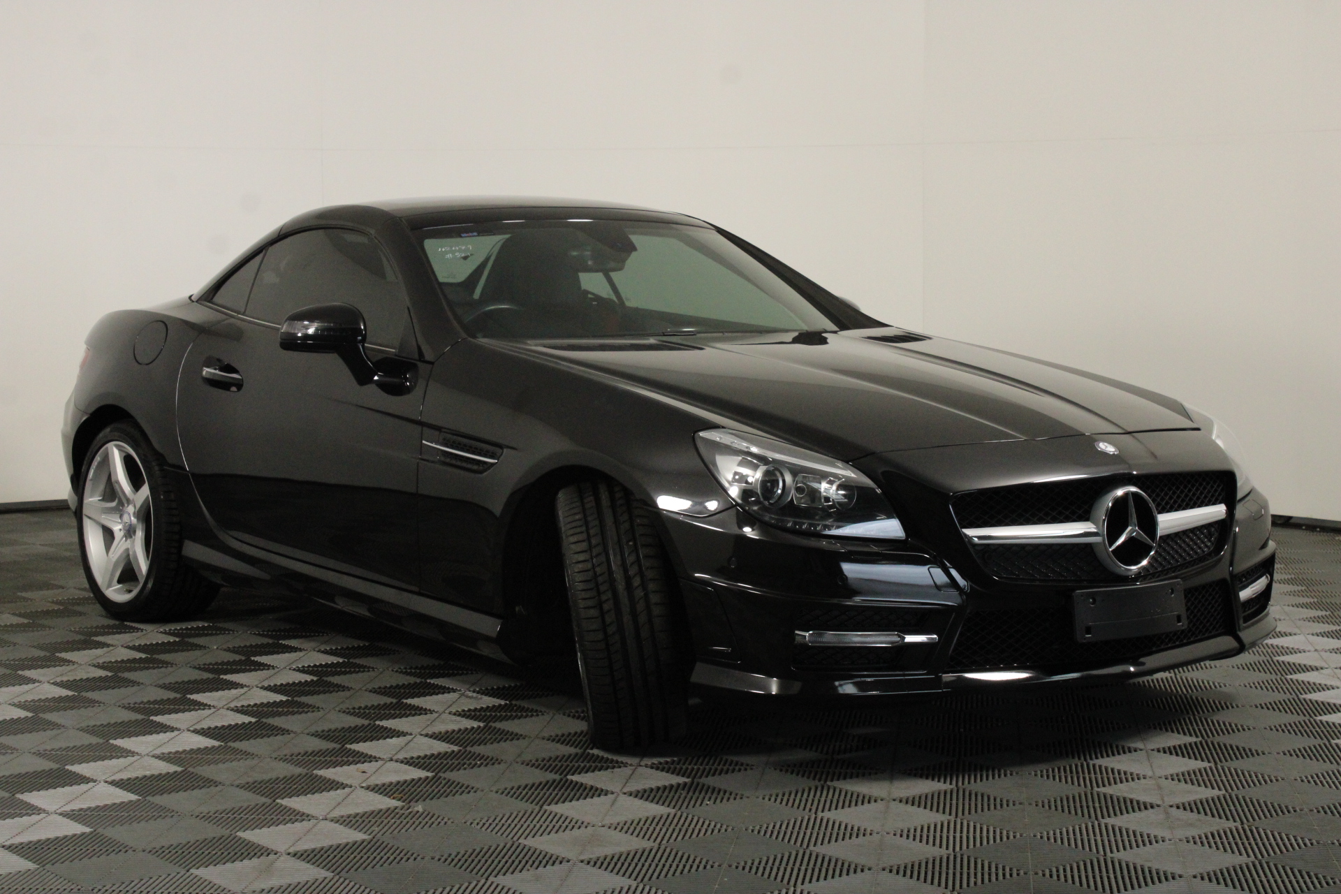 0.04 white baggette diamond