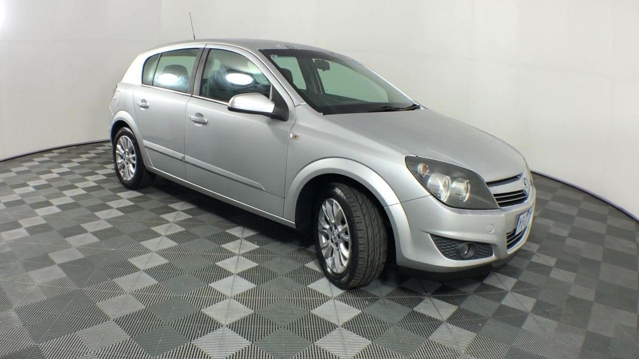 BIJ'OR - Genuine Purple Freshwater Pearl and Simulated Diamond Leaf Stud