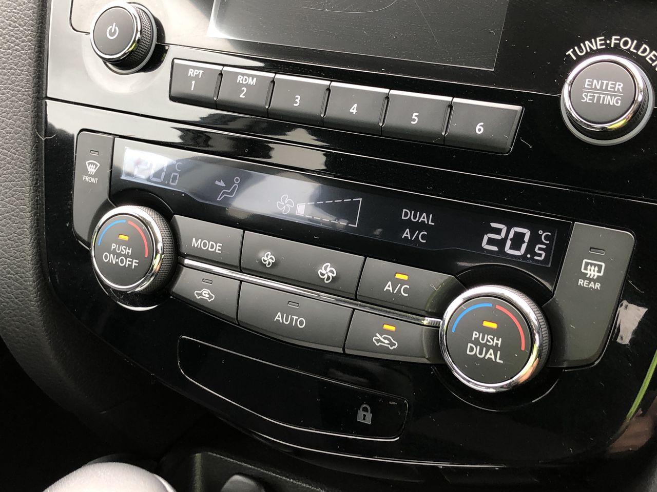 LODGE Cast Iron Skillet with Helper Handle, 26cm. Pre-seasoned.