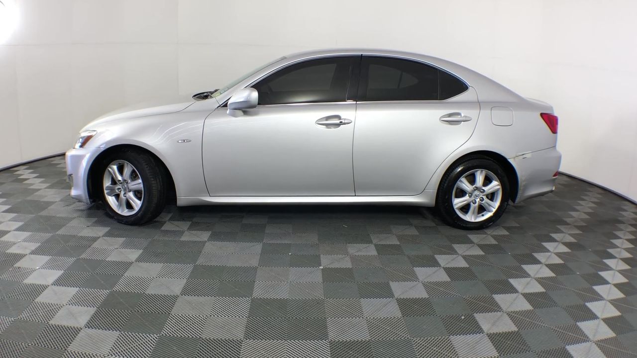 12 x SIGNATURE Premium Paper Towels, 2-Ply, 140 Sheets. N.B: Damaged packag