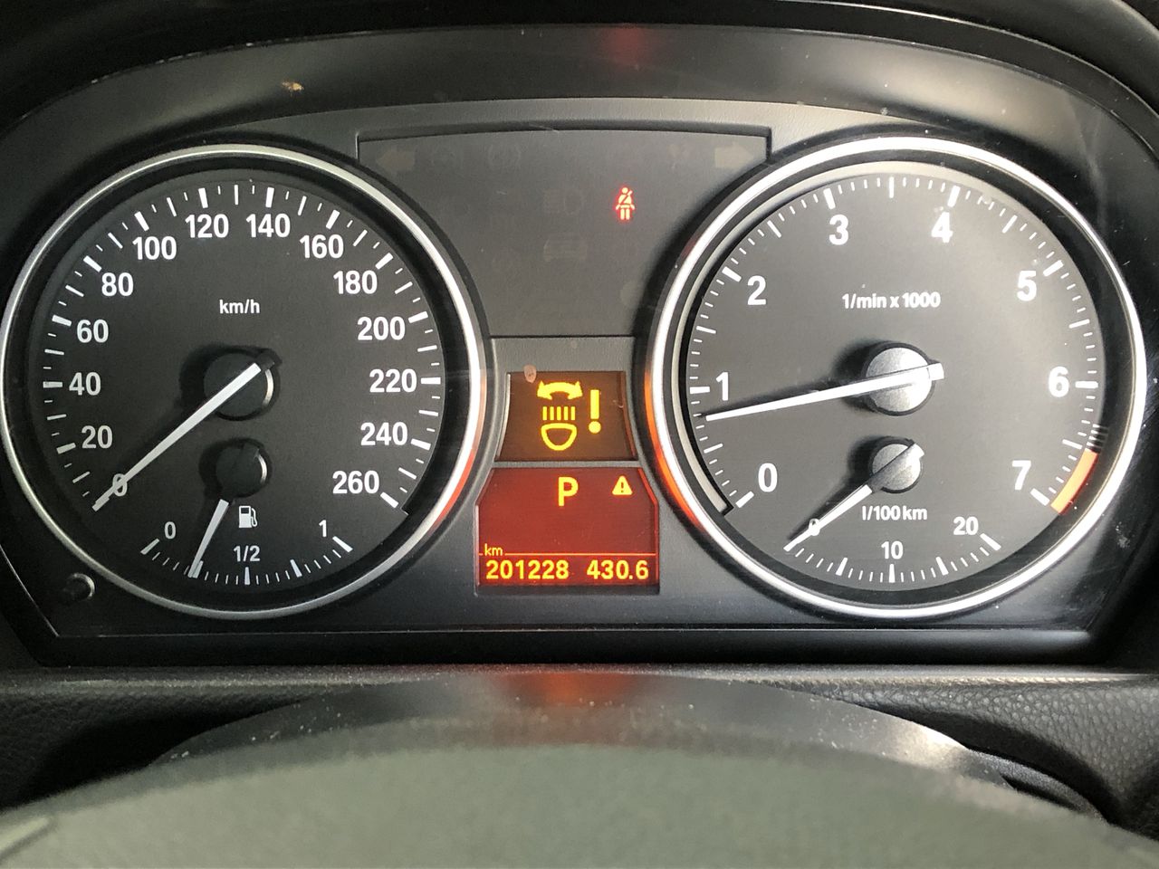 DJI Mini 4 Pro Fly More Combo Plus. NB: One Propeller Arm Broken Off Hinge.