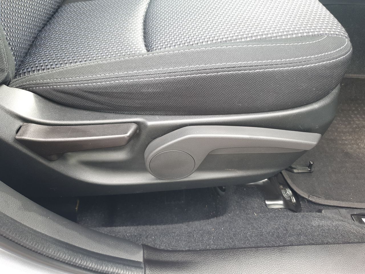 4 x Assorted Earbuds. 1 x TECHNICS AZ100 True Wireless Black. 1 x MOONDROP