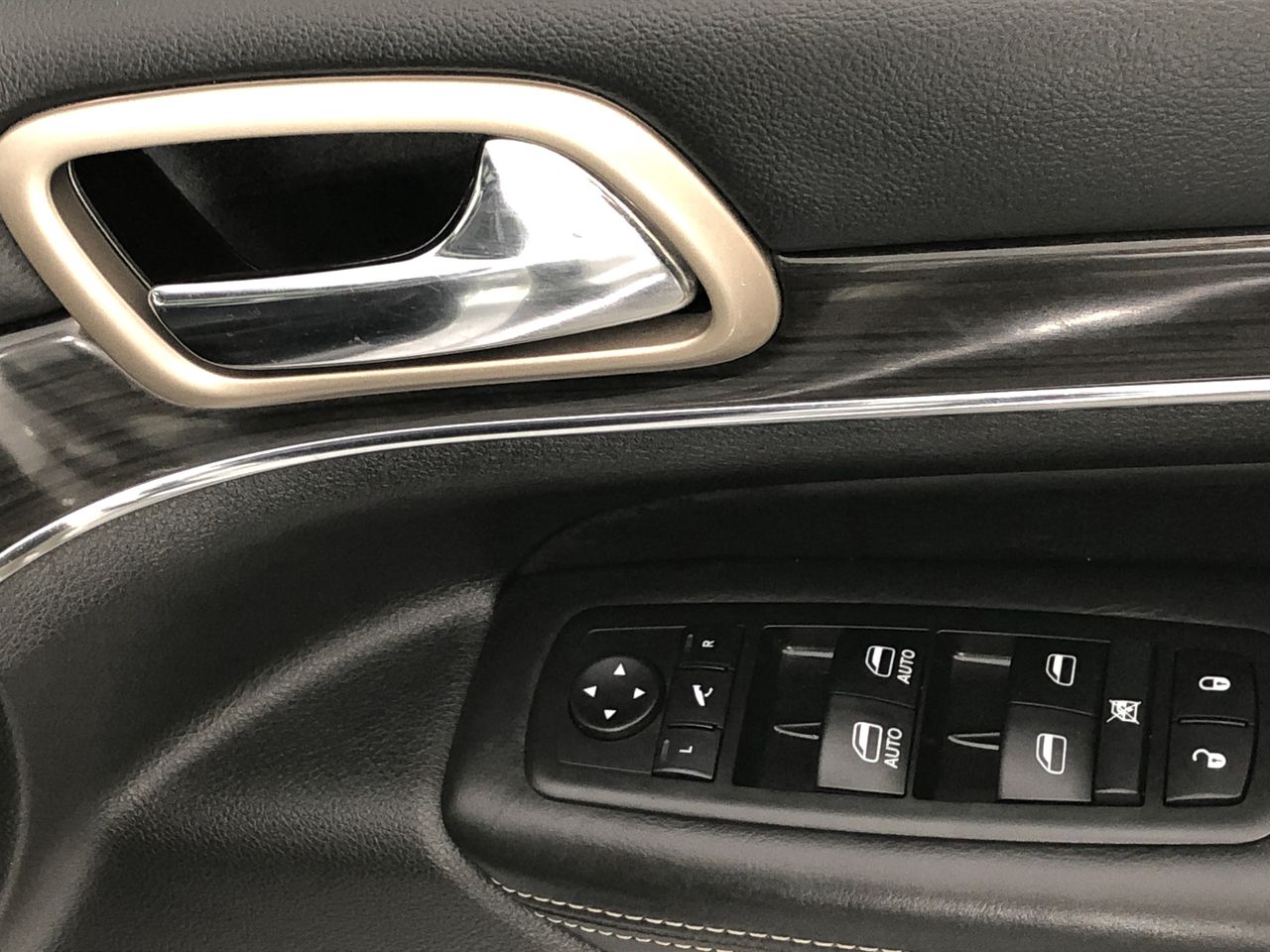 Solid 925 Sterling Silver Pendant Featuring a Crystal by Swarovski®