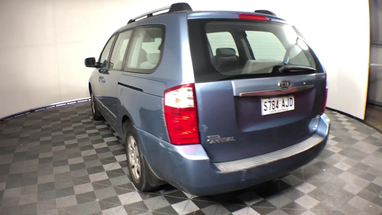 OSKA Long Fibreglass Handle Spade.