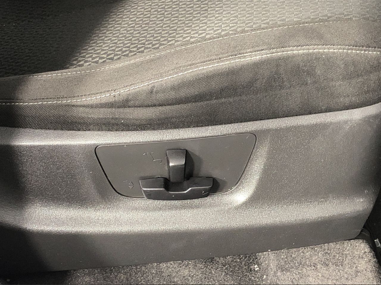 Australia: 2012 Two Dollars QEII Remembrance $2