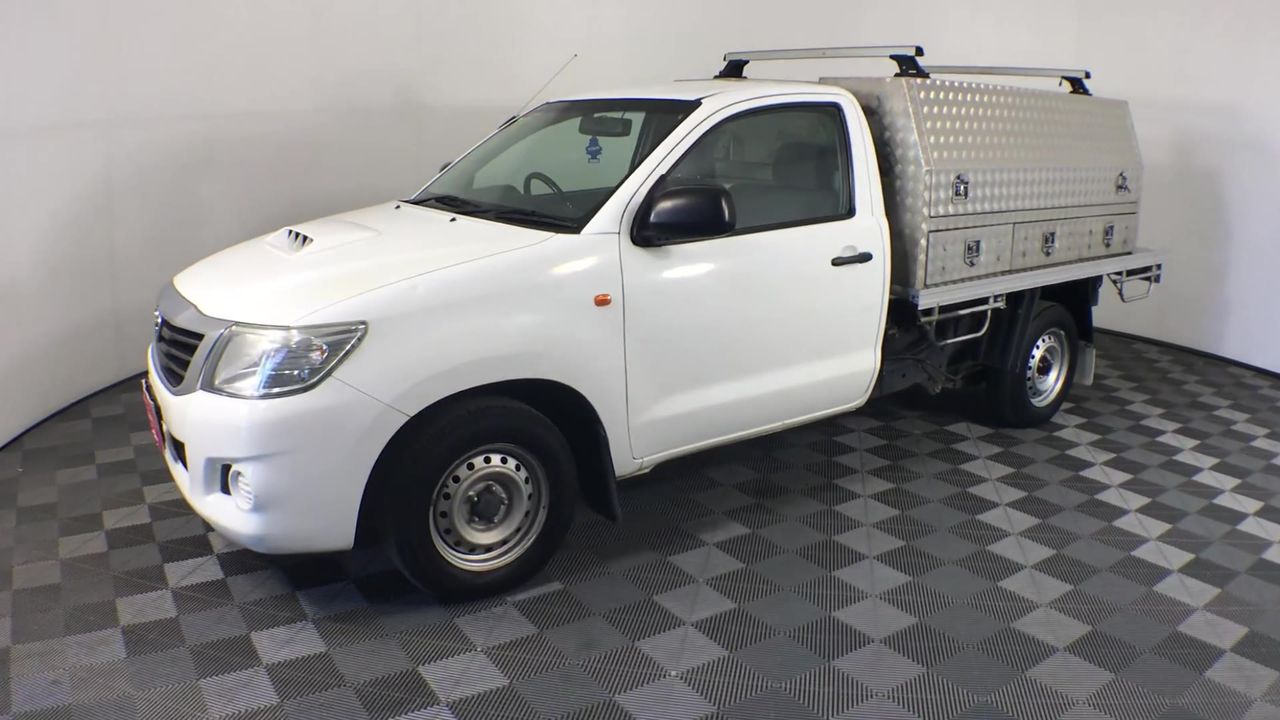 Last Piece - Minimalist Earrings in Gold