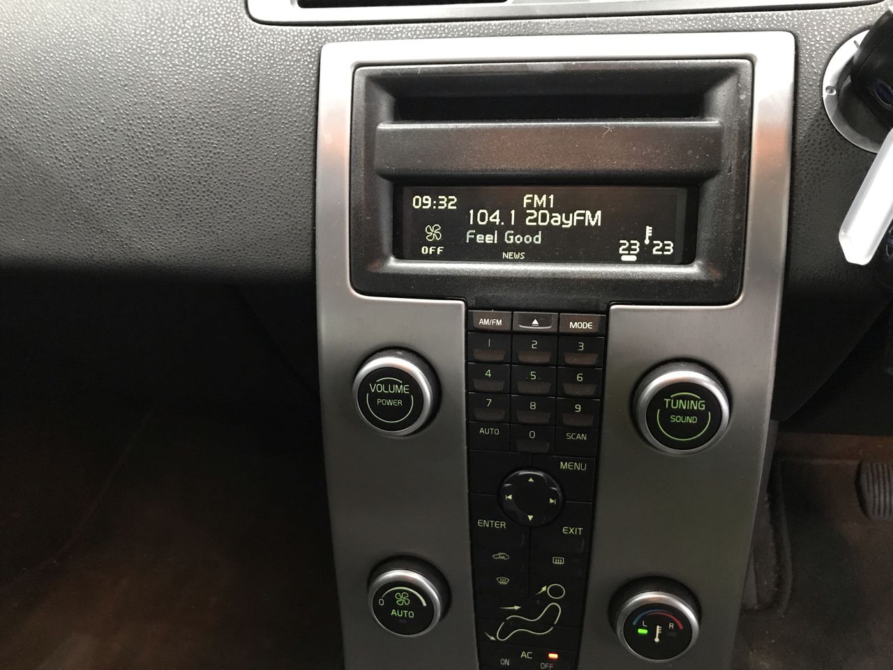 8 x Asstd world commemorative medals in silver and bronze