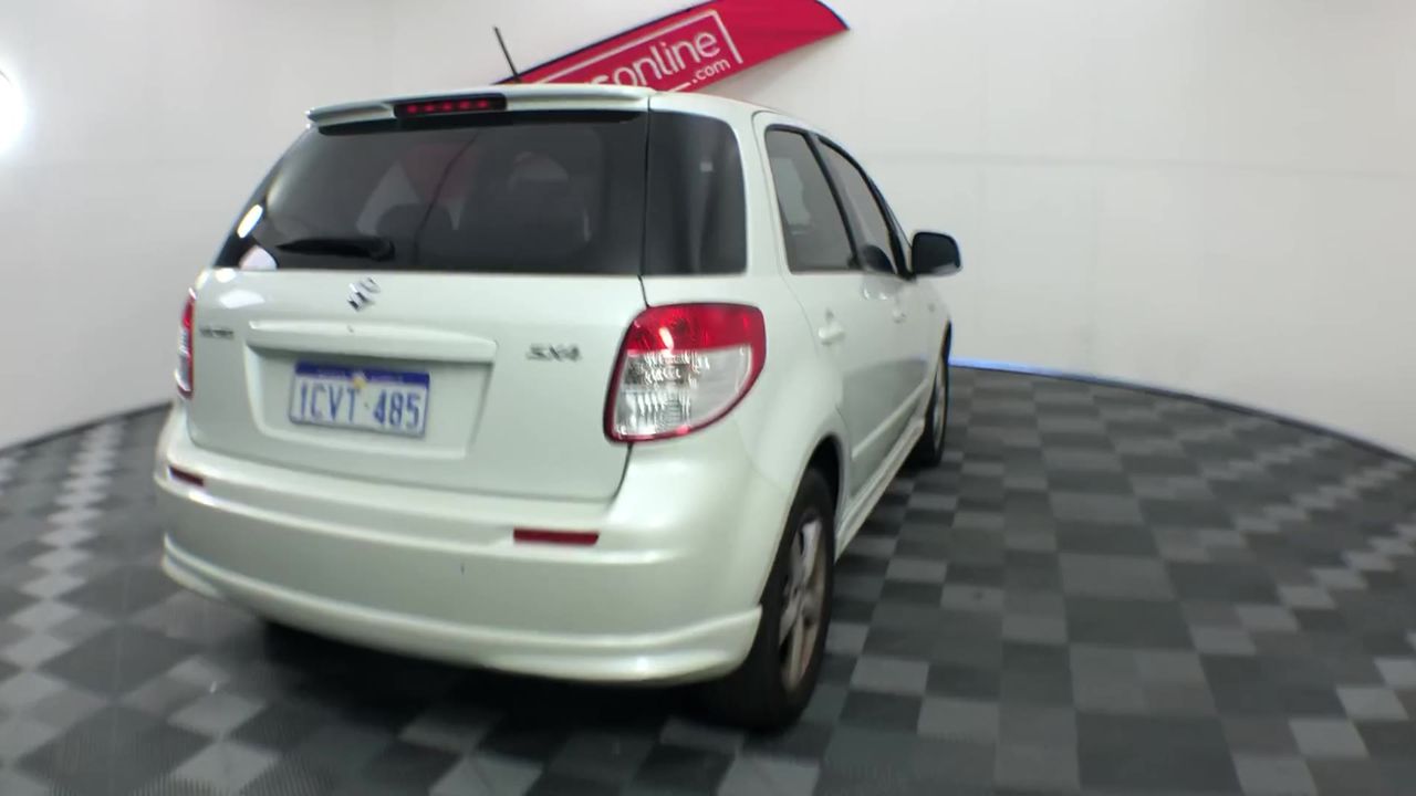 BULK PACK - 10 x 5mm Christmas Earrings (5 x Green, 5 x red) - Gift Idea