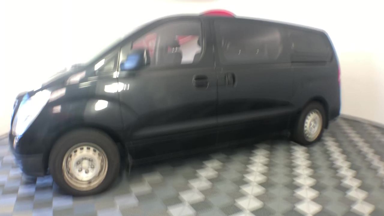 <p>Approx 33 Plastic Folding Tables</p>