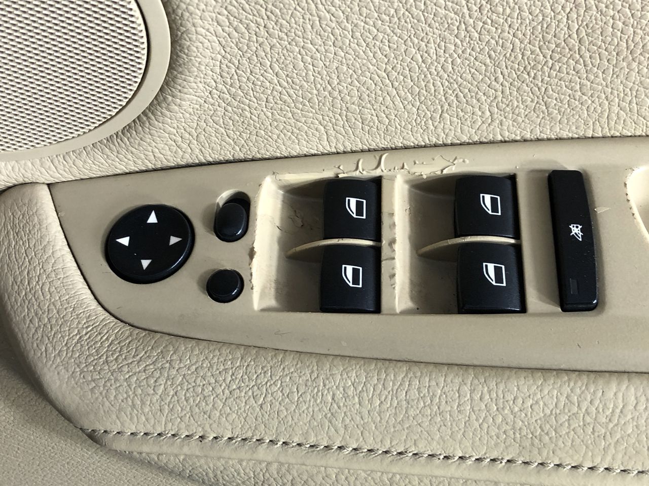 2 x AVEENO Daily Moisturising Lotion, 1L. N.B: 1 x damaged/missing pump.