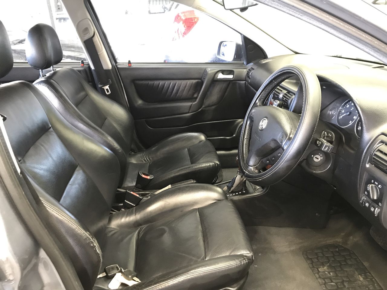 APPLE AirPods Pro with Wireless Charging Case. SN: H1DGD7VR1059. NB: minor